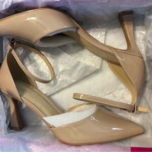 NWT Elegant Nude Patent Leather Heels Sz 9